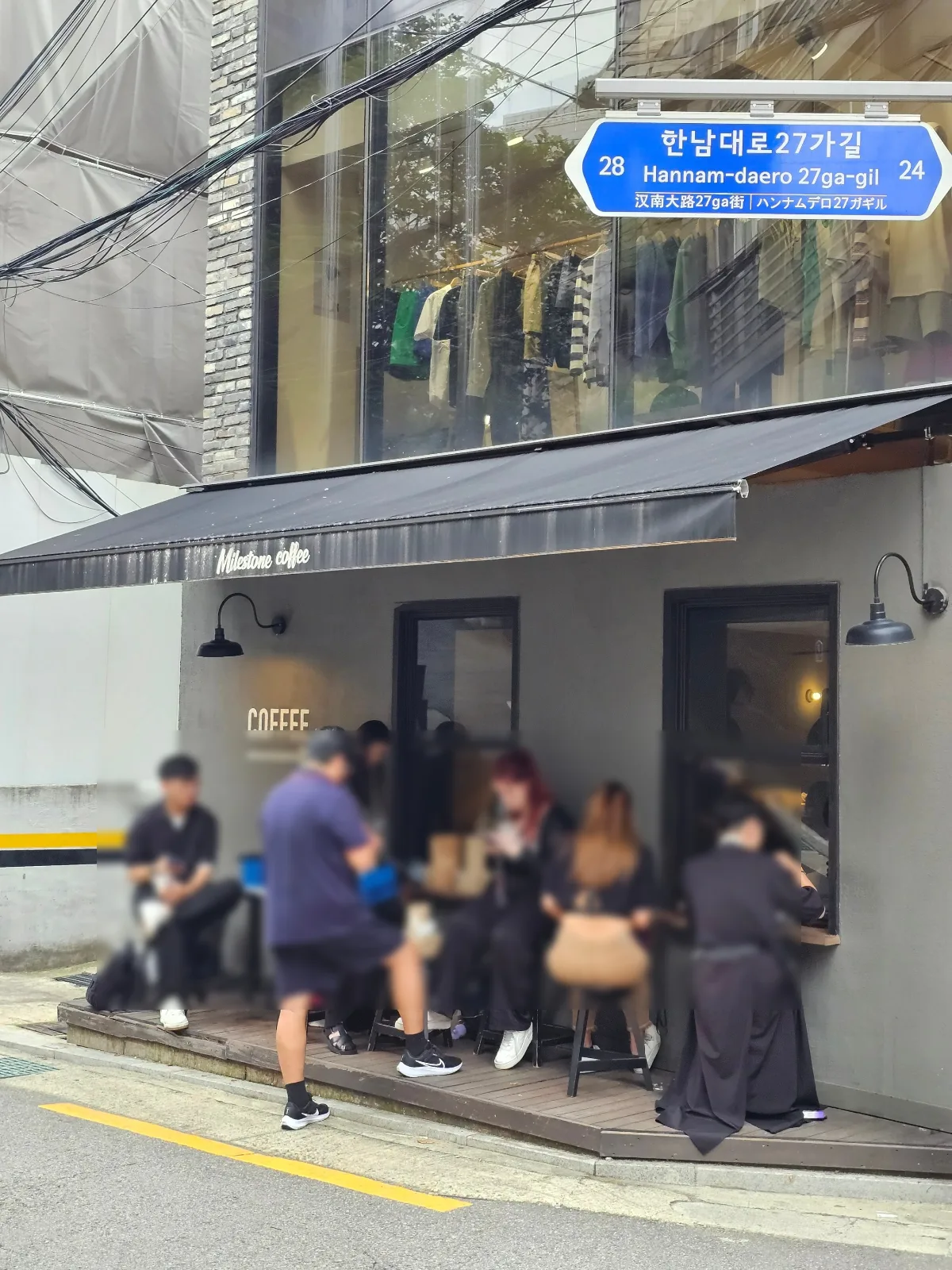 店先の席と集まる人たち