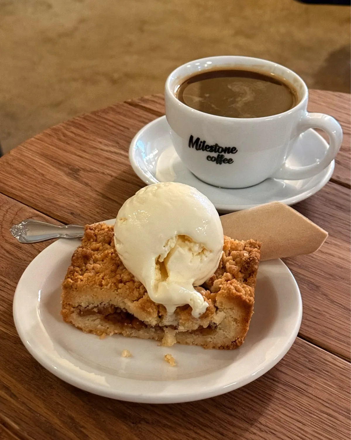アイスクリームをのせたアップルクランブル