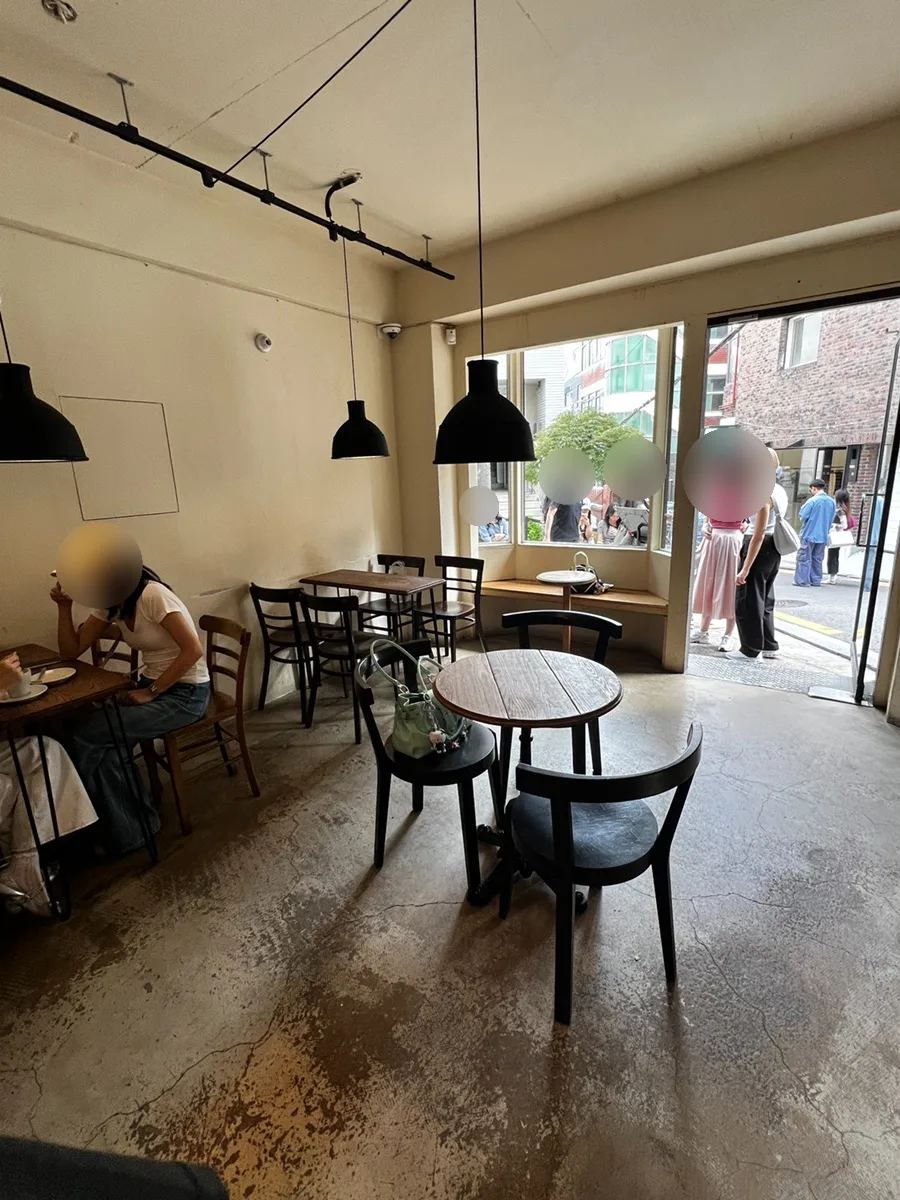 MILESTONE COFFEE 漢南店 — 丸テーブルが並ぶ客席