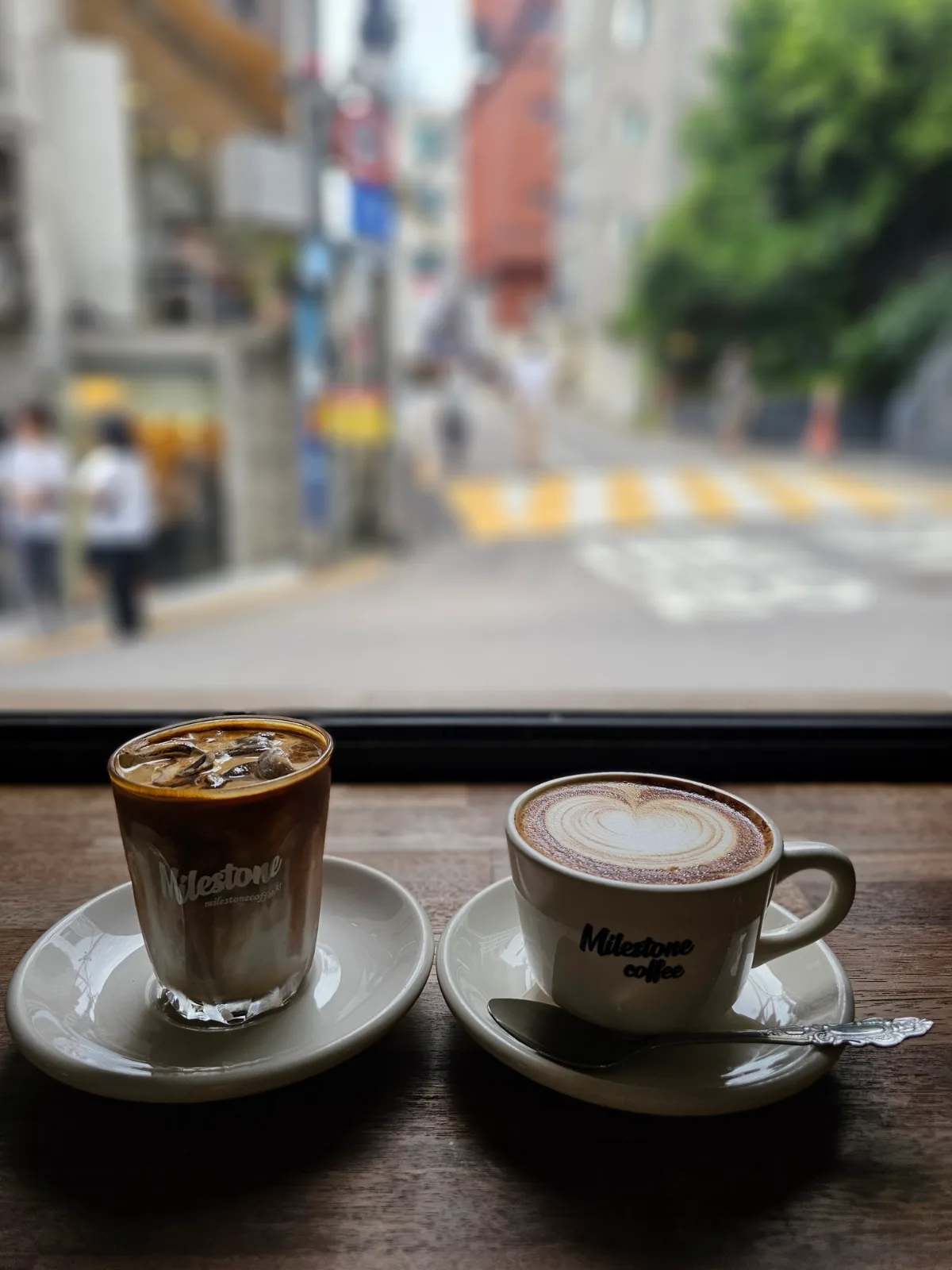 MILESTONE COFFEE 漢南店 — 窓辺に並ぶ二杯のコーヒー