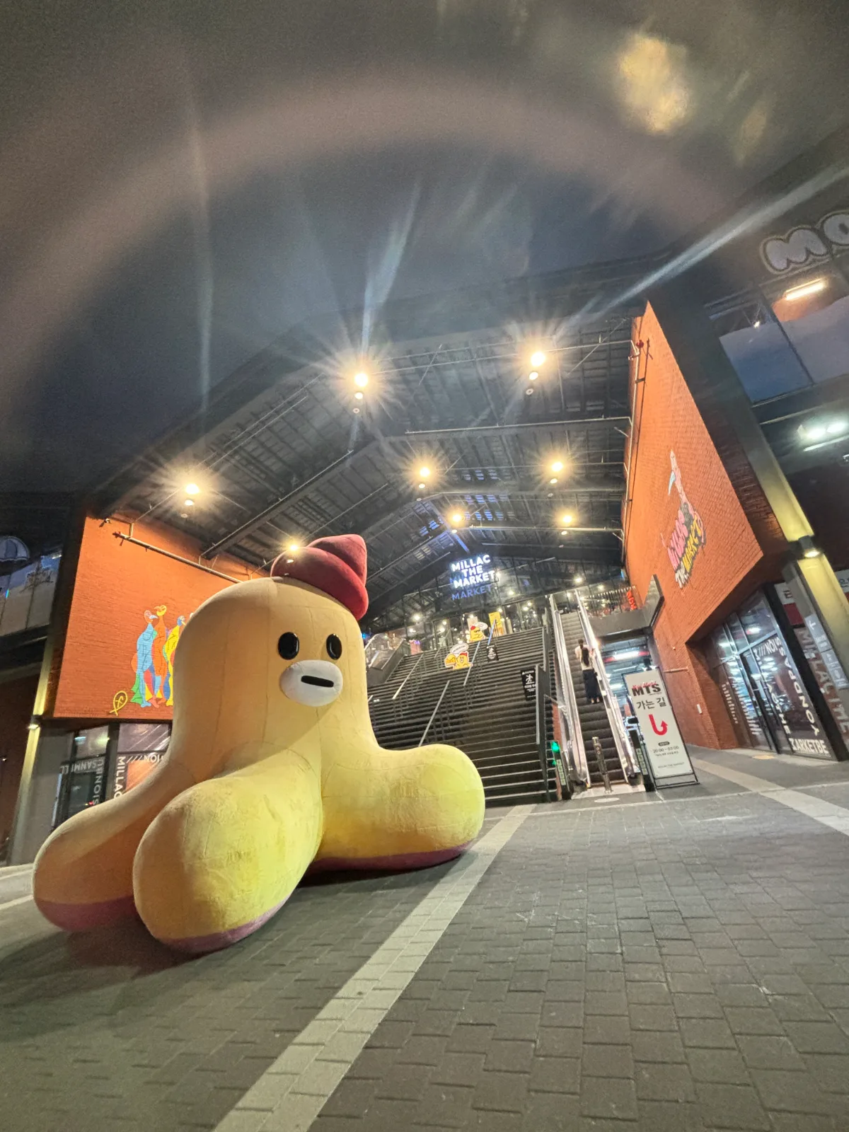 黄色いキャラクターと大階段