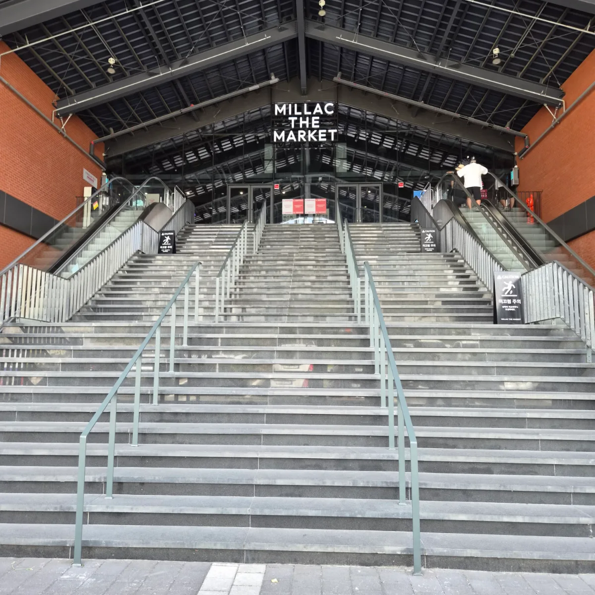 MILLAC THE MARKET — 館名サインへ続く左右対称の大階段