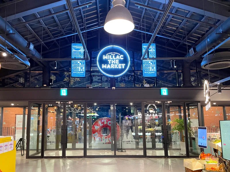 円形看板が輝く館内入口