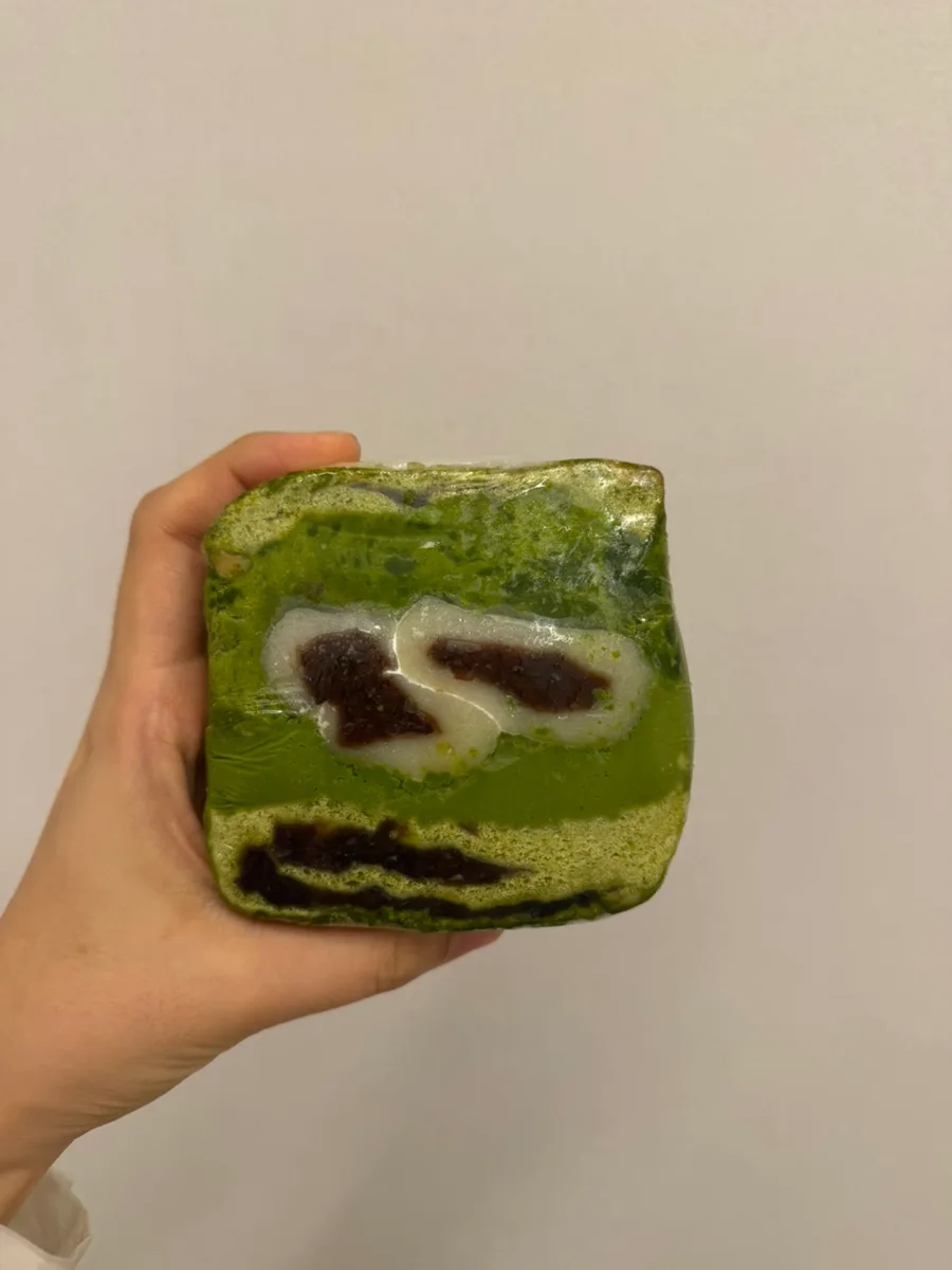もちを挟んだ抹茶色のパン