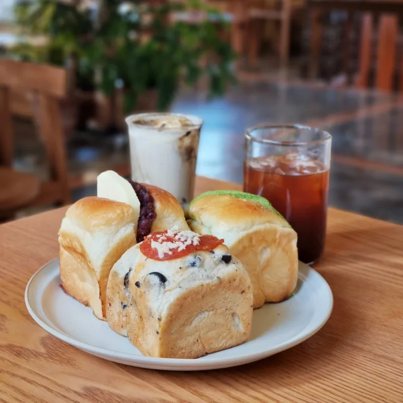 食パン4種と2杯のドリンク