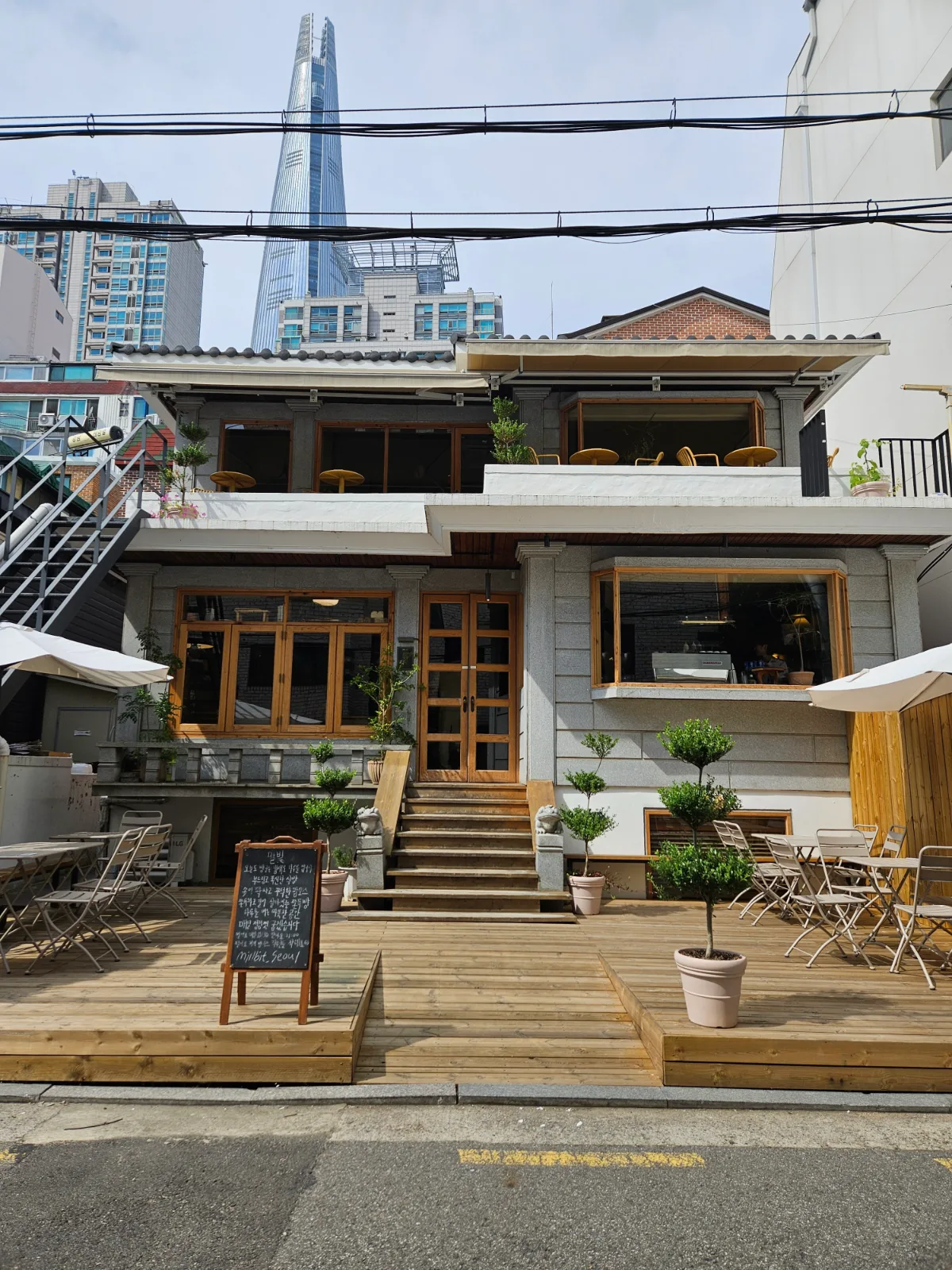 ウッドデッキのテラスがある2階建ての店