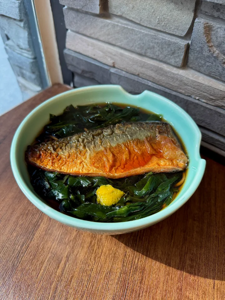 美味麺家 本店 — 焼きサバとわかめの温そば