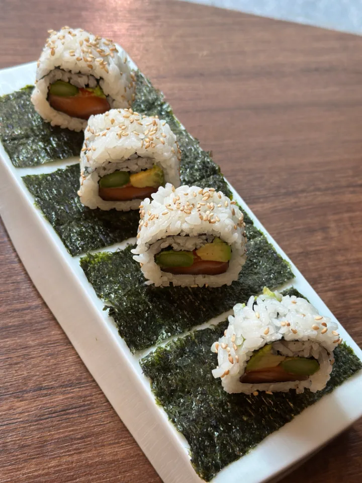 サーモンアボカドロール