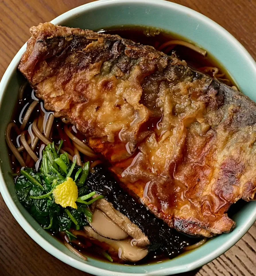 美味麺家 本店 — 焼きサバ一尾をのせた温そば