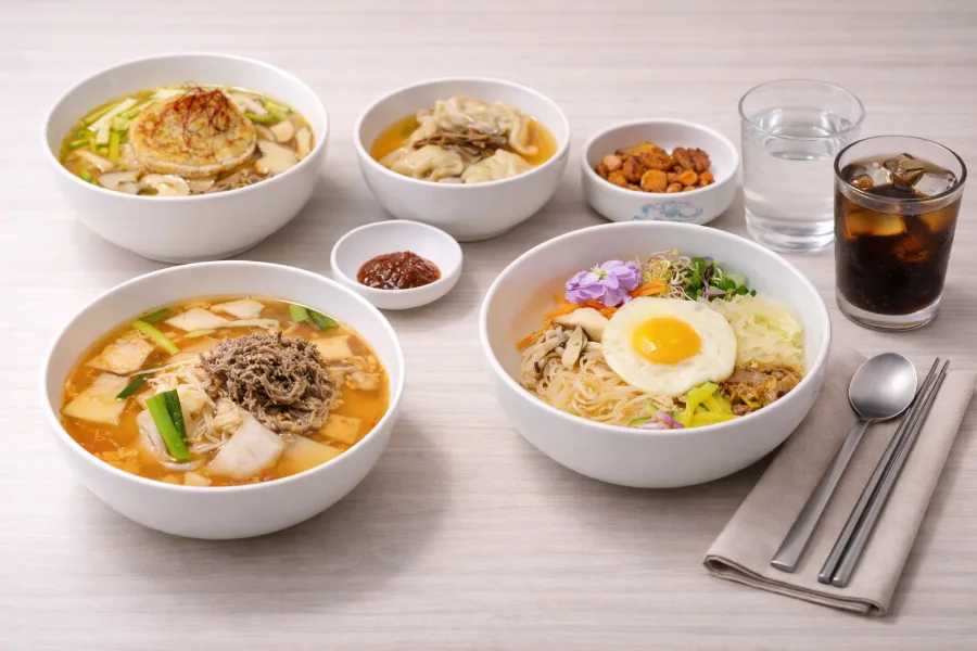 Mipildam — 麺料理やビビンパが並ぶ食卓