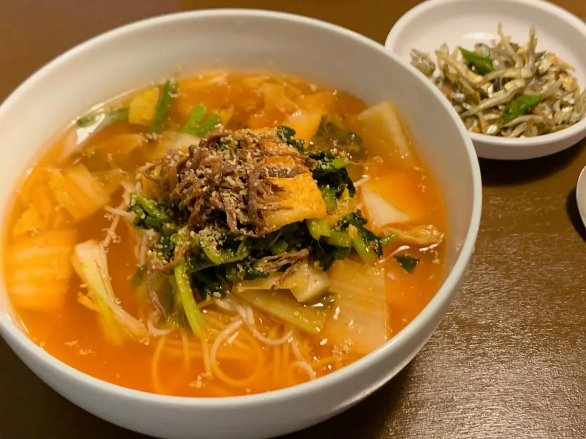 赤い汁に麺と青菜をのせた一杯