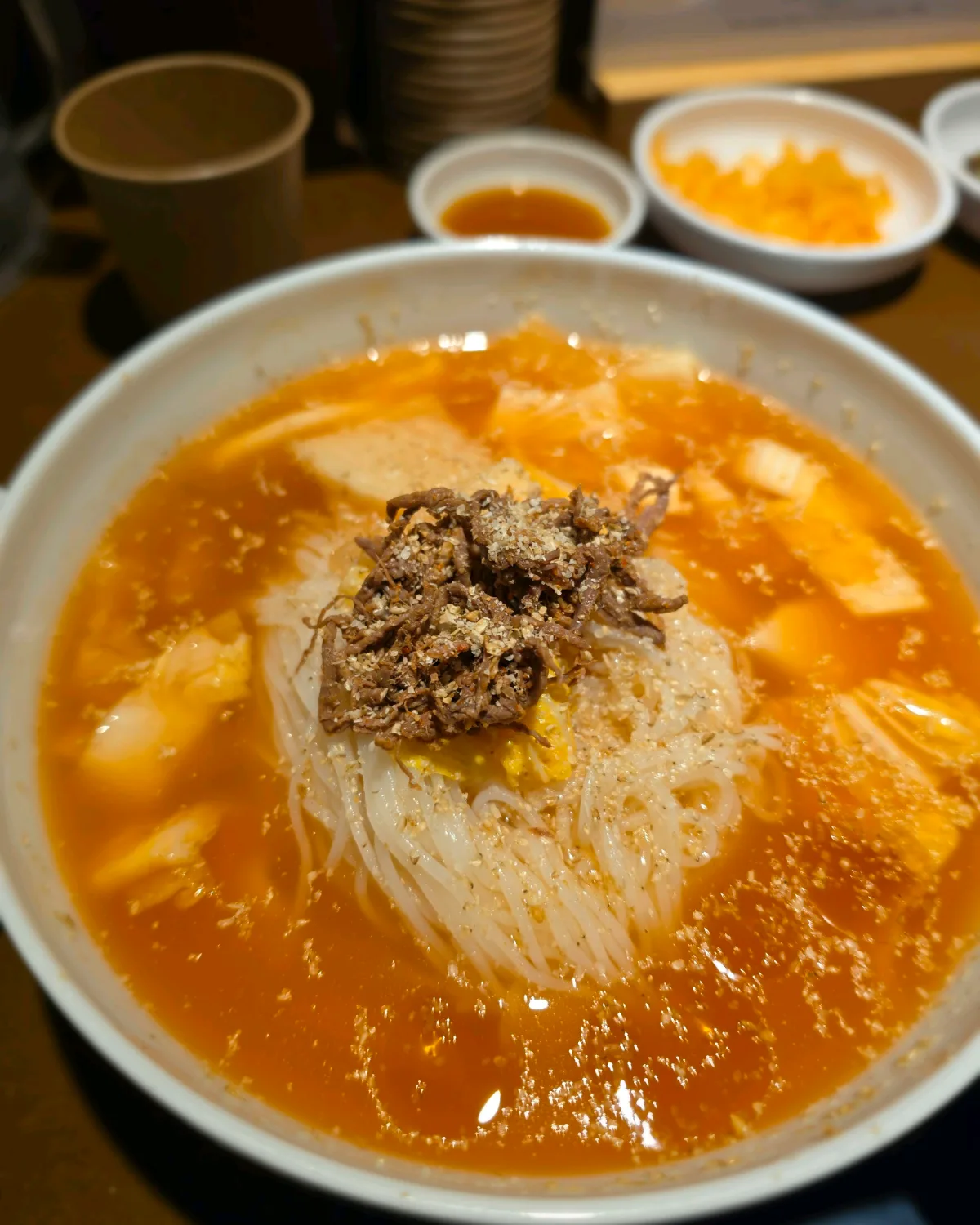 Mipildam — 赤い汁に麺とほぐし肉