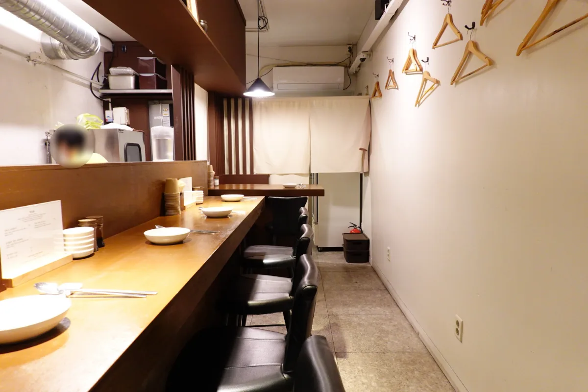 一人席が並ぶ木製カウンター