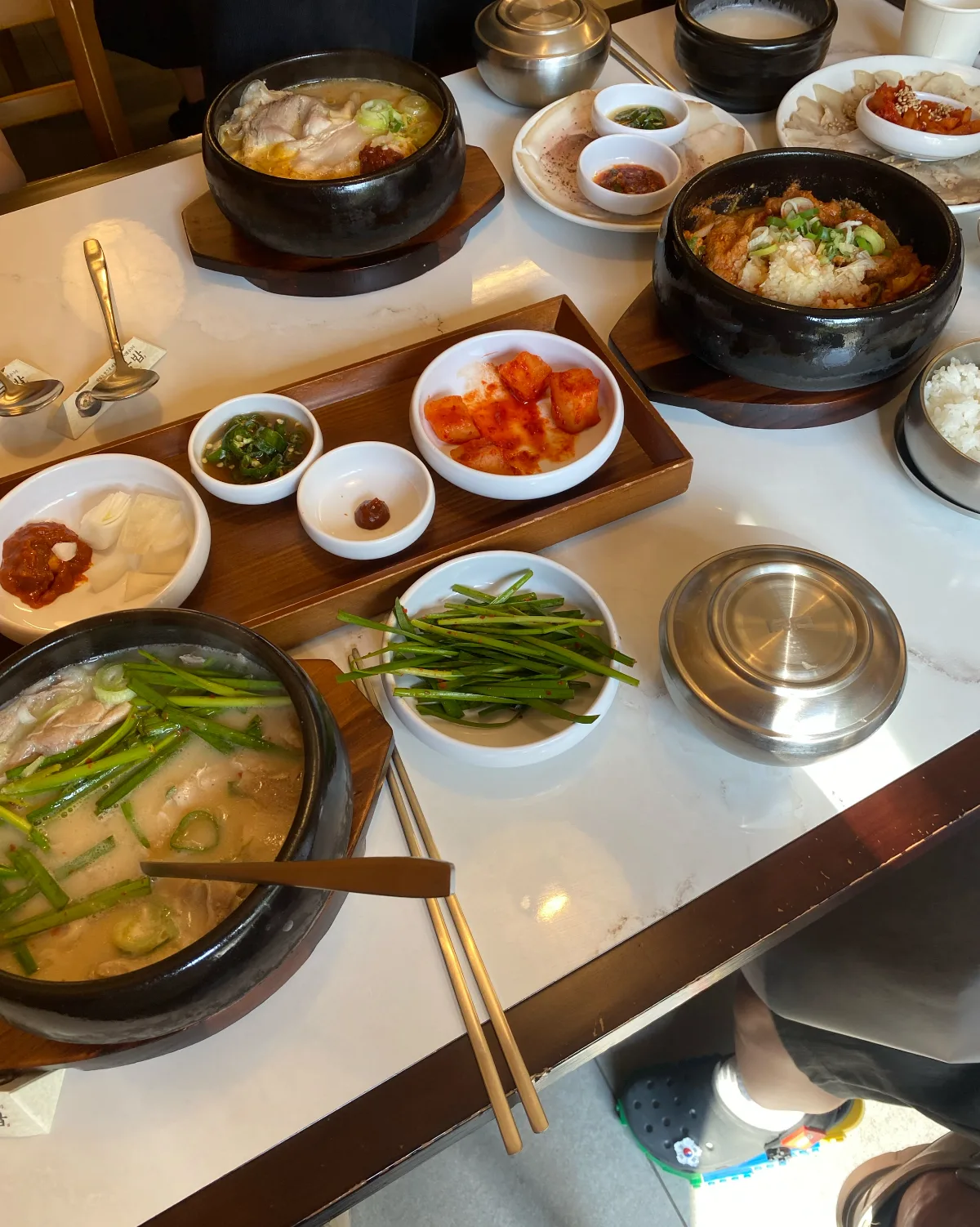 ミレクッパ 江南三星タウン店 — クッパと小皿料理が並ぶ食卓