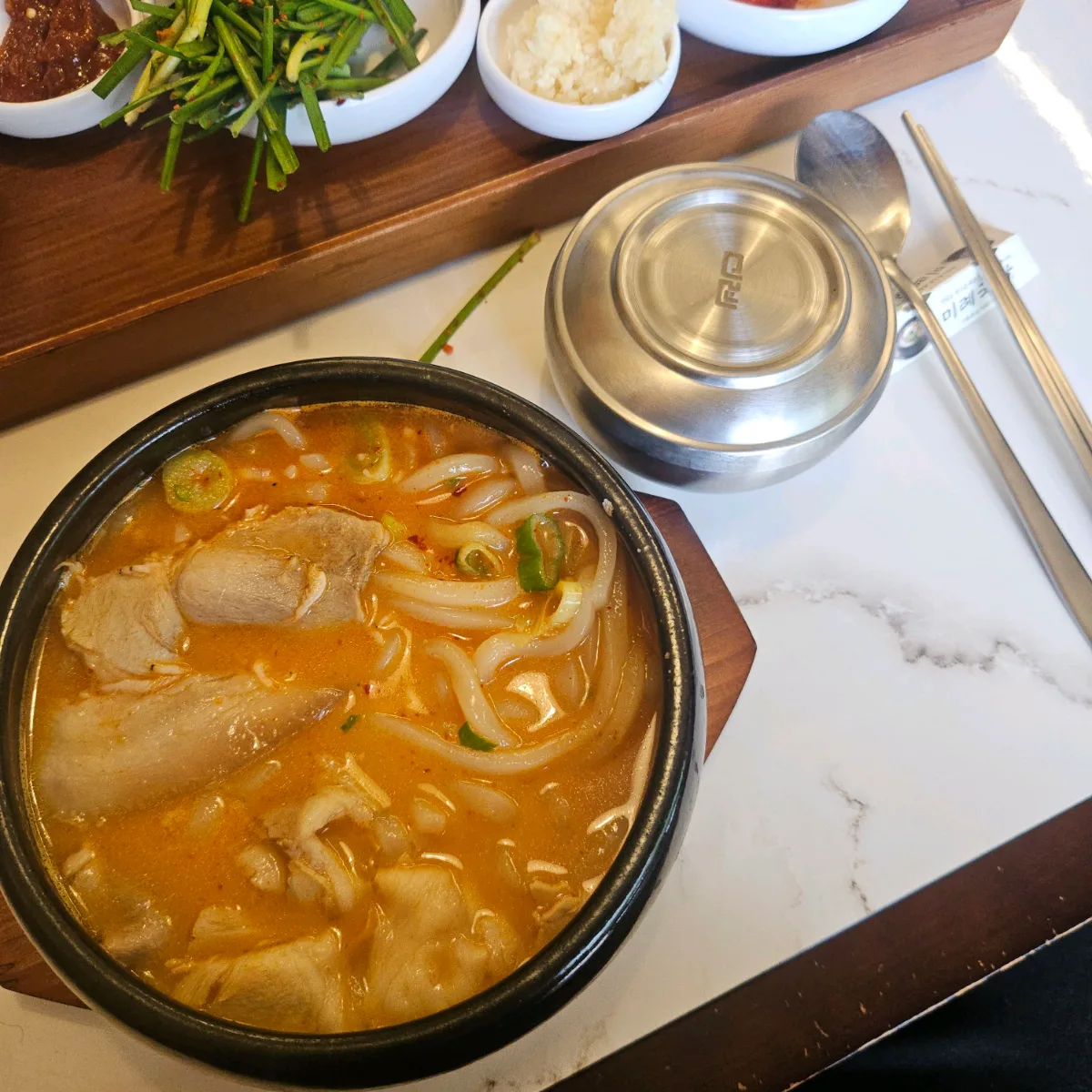 豚肉と太いうどんの土鍋