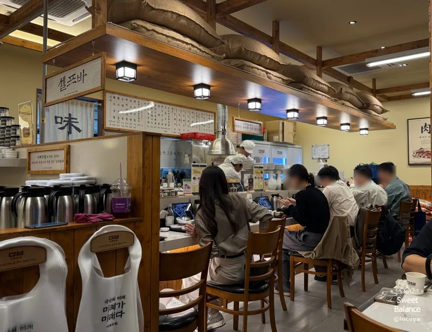 カウンター席で食事する人たち