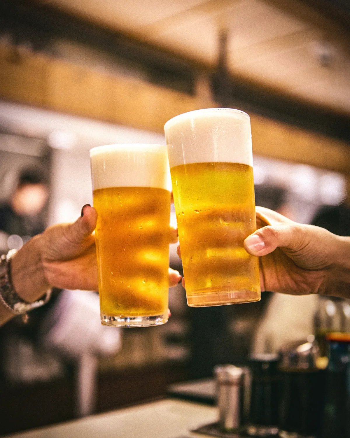 月島もんじゃ もへじ 鍾路3街店 — 乾杯する二つの生ビール