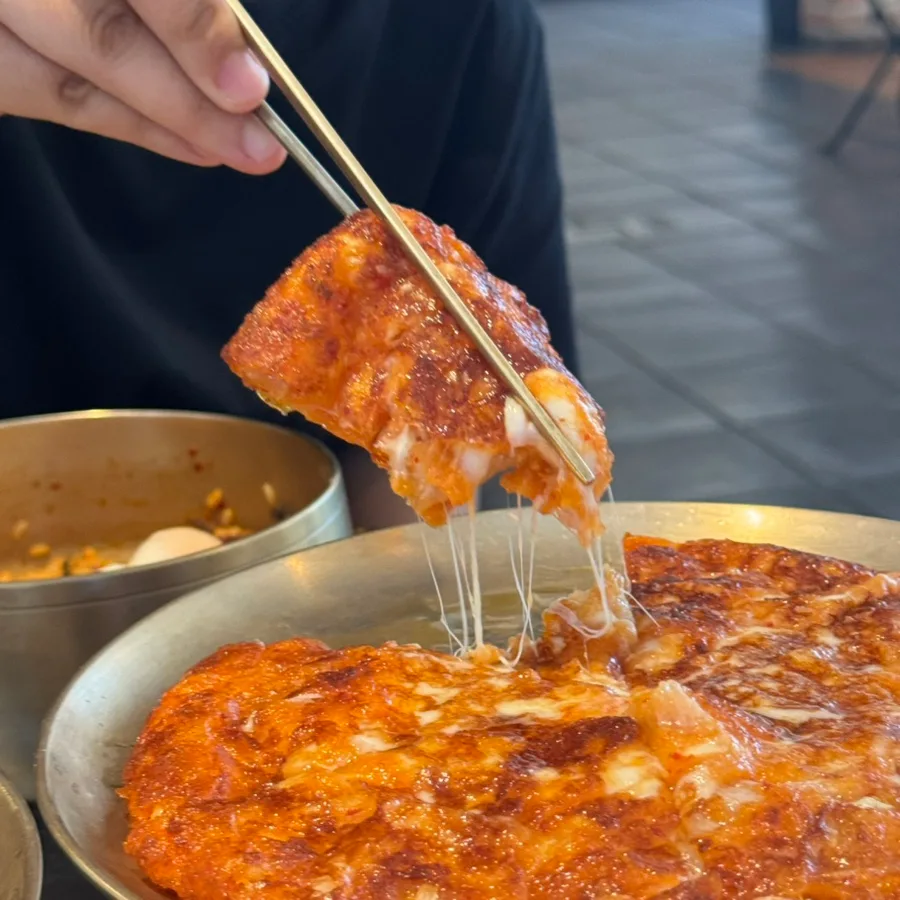 木覓山房 本店 — チーズが伸びるキムチチヂミ