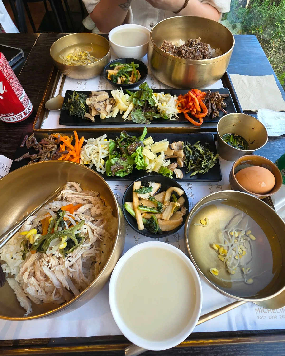 木覓山房 本店 — ビビンバとおかずが並ぶ食卓