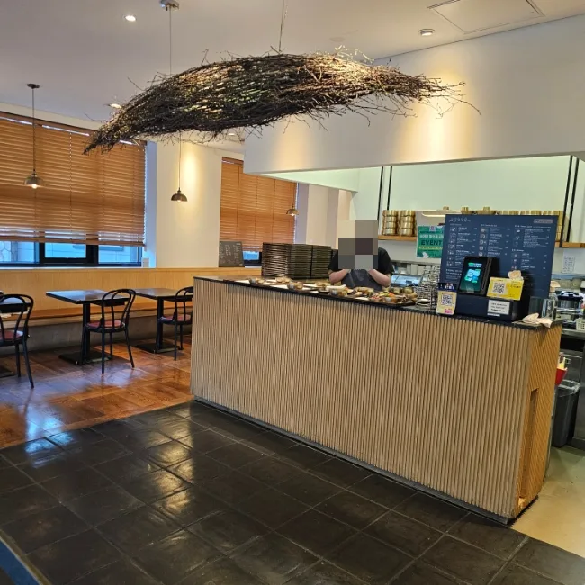 料理を受け取るカウンター