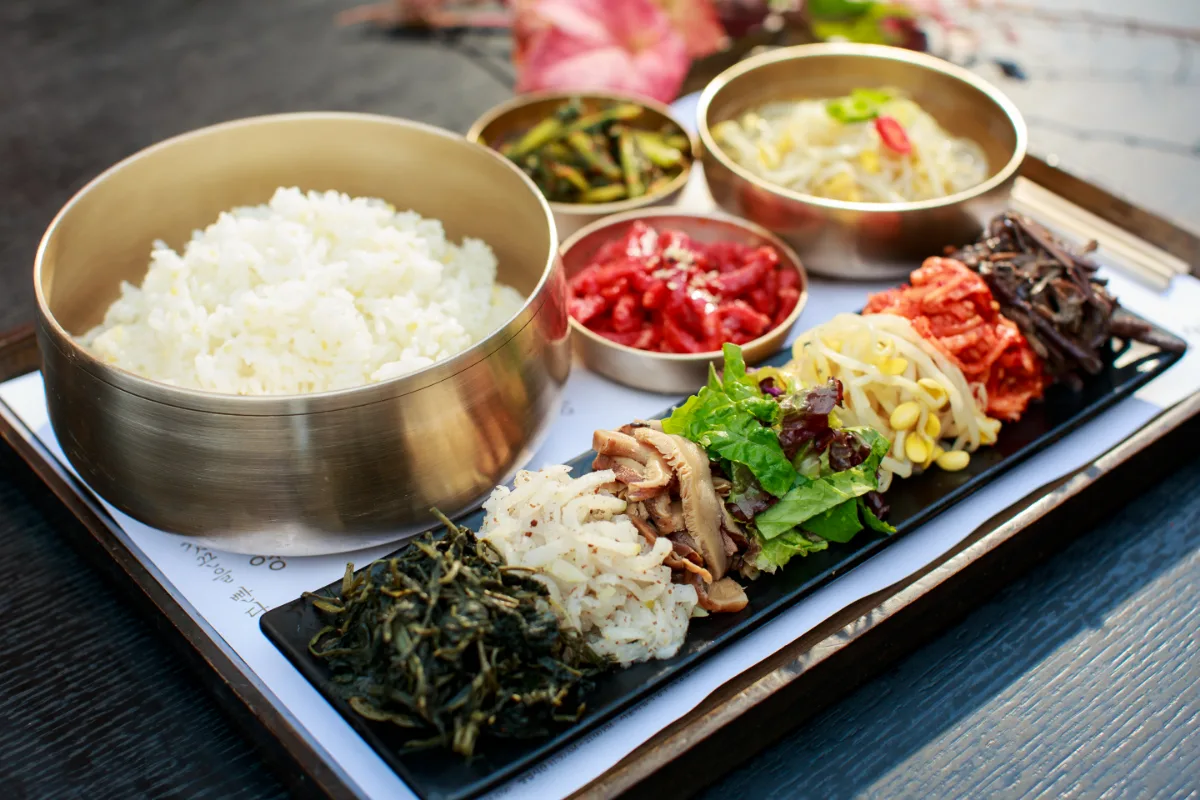 ご飯と色とりどりのナムルが並ぶサンバンビビンバ
