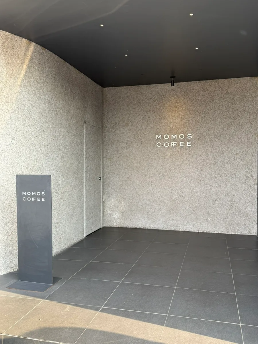 石壁にモモスコーヒーの店名