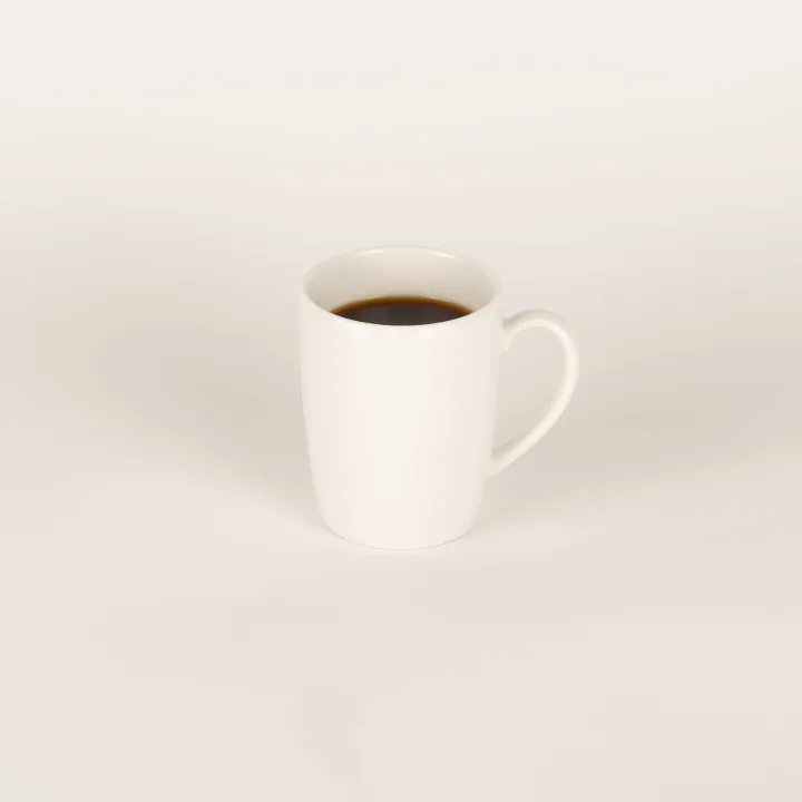 白いカップのブラックコーヒー