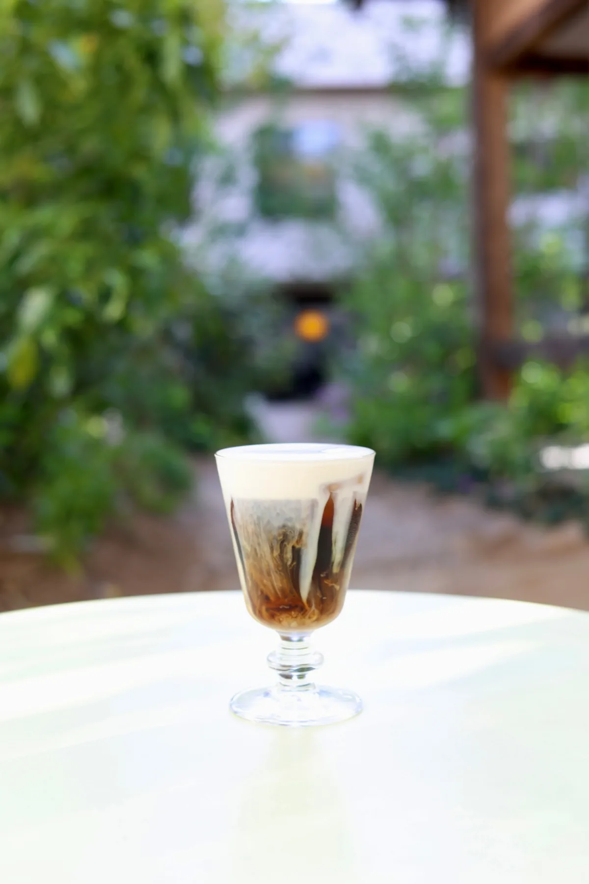 MOMOS COFFEE 影島店 — 庭を背にした二層のアイスドリンク