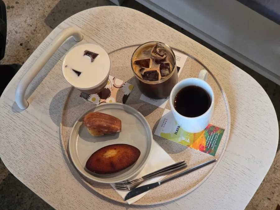 コーヒーと焼き菓子をのせたトレー
