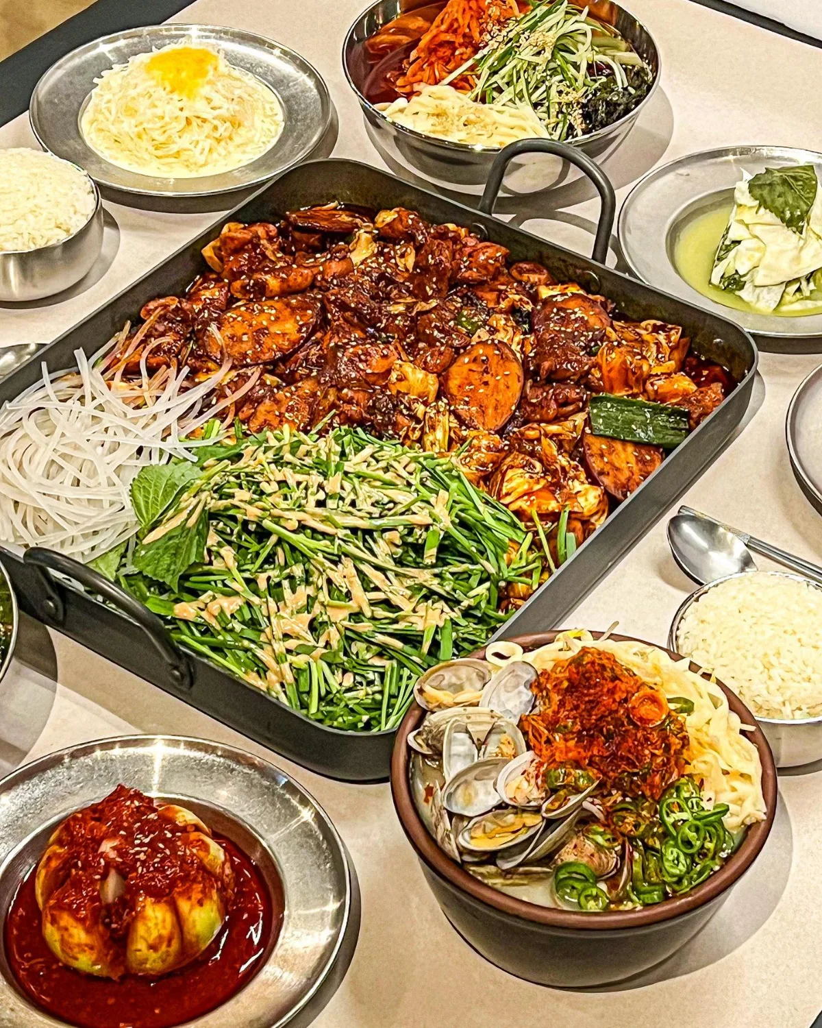 鉄板料理と麺料理の食卓