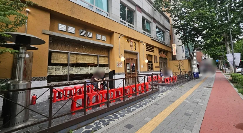 黄土色の壁と赤い屋外席