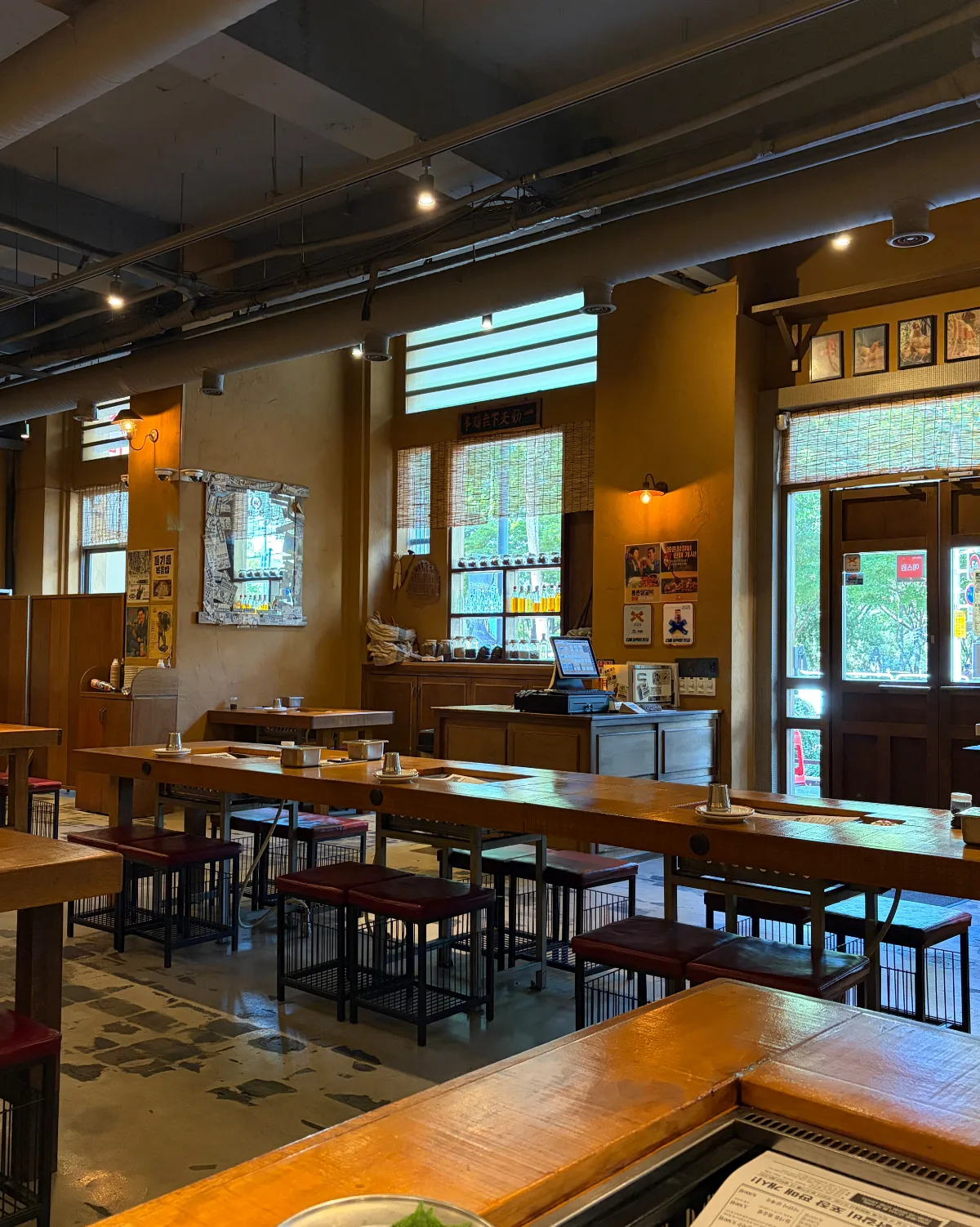 モンチョン・タッカルビ 本店 — 窓明かりが差す木製客席