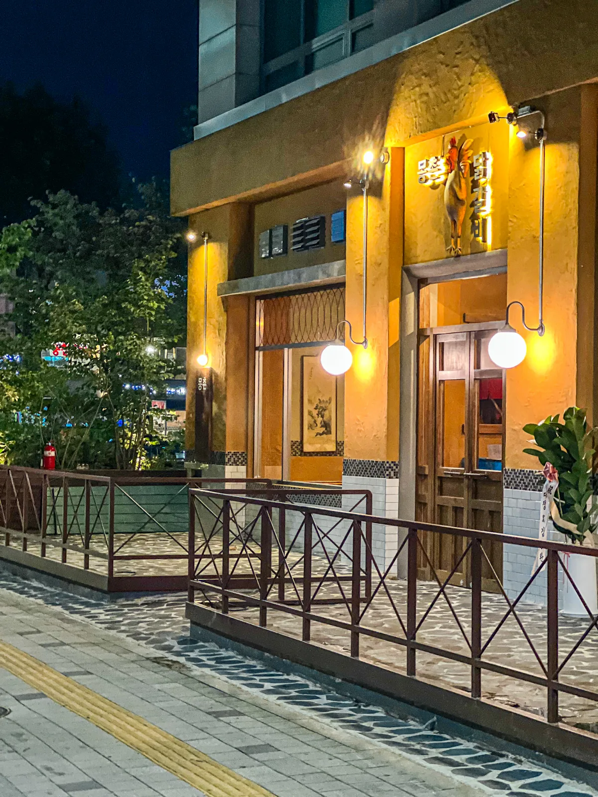 暖色灯に照らされた店先