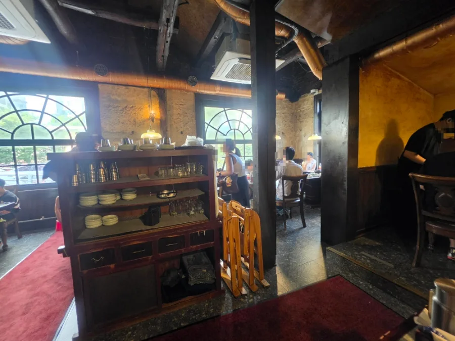 食器棚とアーチ窓のある店内