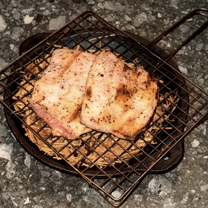藁焼き網の上のトントロ肉