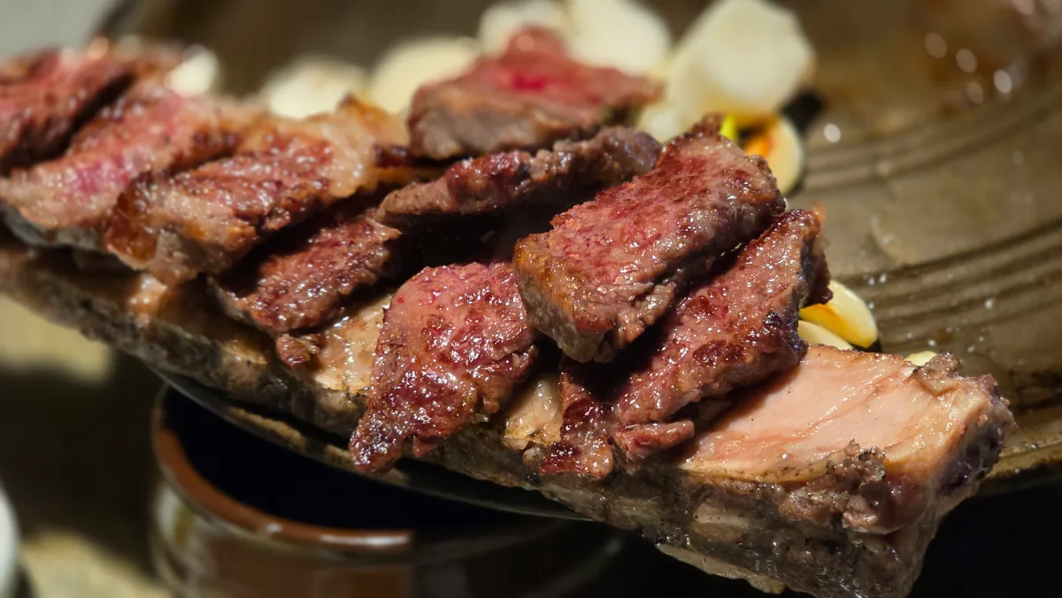 夢炭 本店 — 断面に霜降りが光る焼き肉