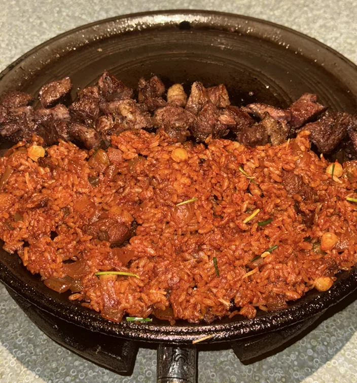 鉄鍋の焼き肉と炒めご飯