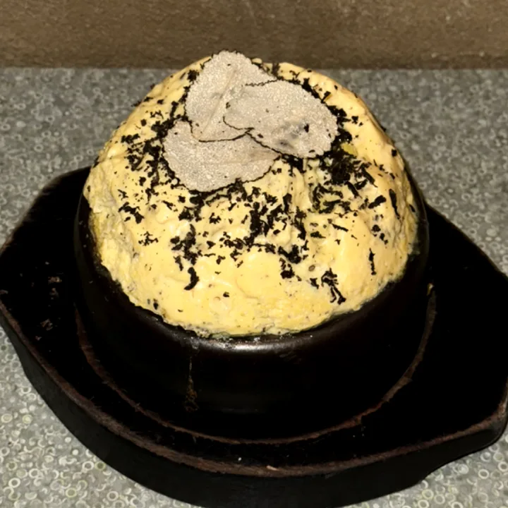 黒トリュフをのせた卵蒸し