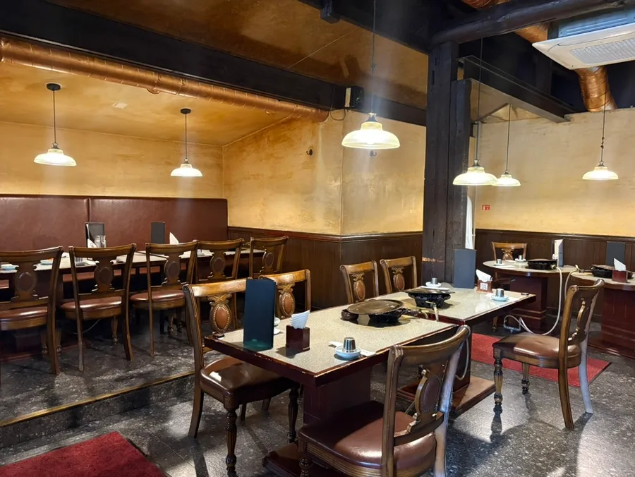 夢炭 本店 — レンガ壁とペンダント照明の客席