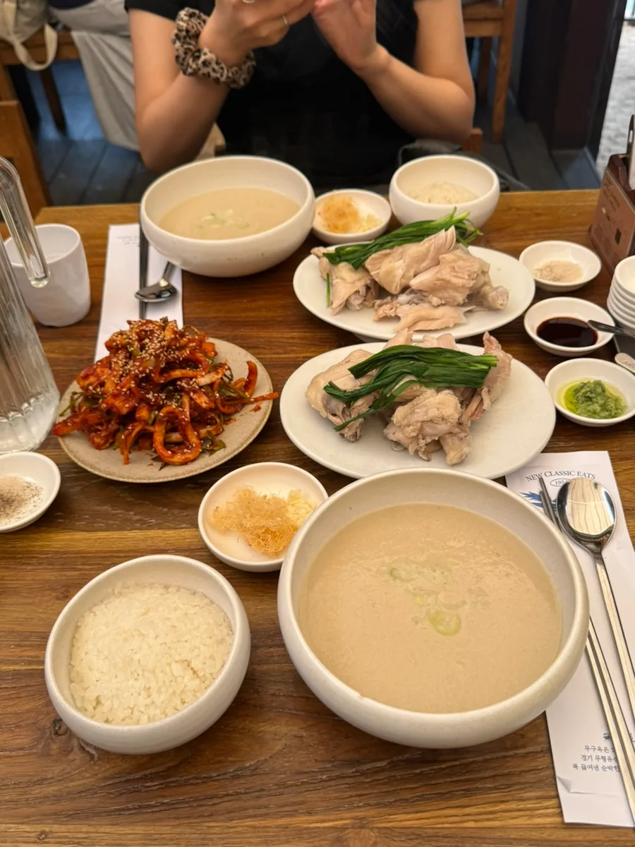 食卓に並ぶ白濁したスープ