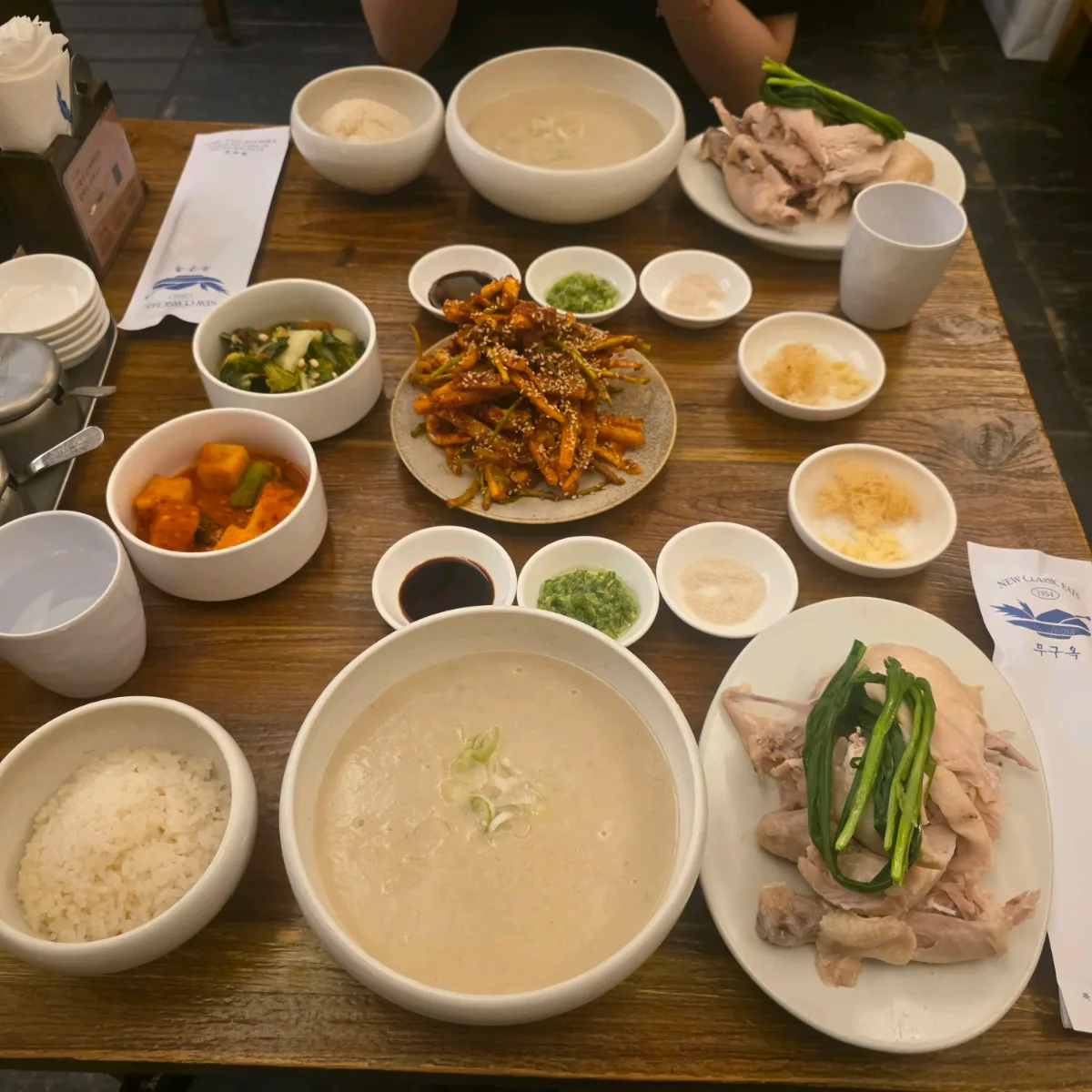 鶏肉と白いスープの食卓