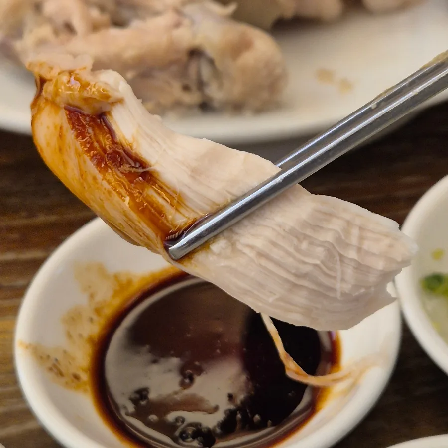 たれを付けた鶏肉の一切れ