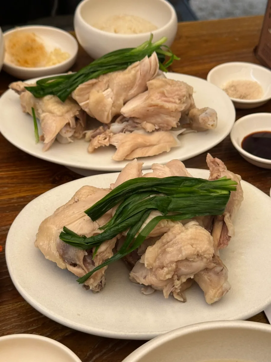 ニラを添えた茹で鶏二皿