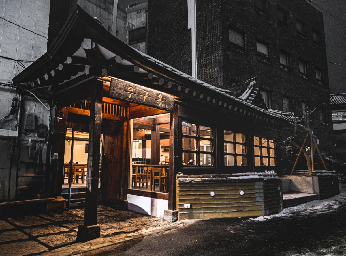 雪に包まれた木造の店舗
