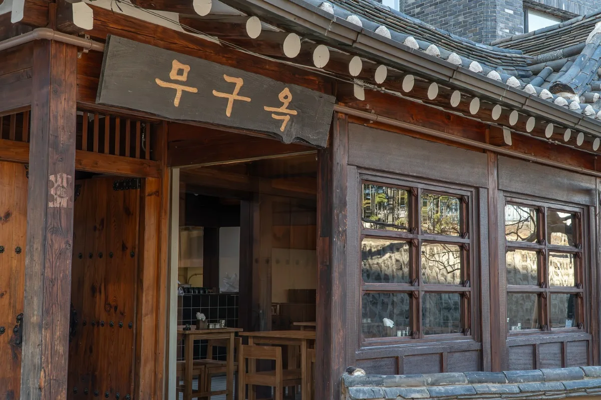 無垢屋 安国本店 — 韓屋の軒下に掲げた店名看板