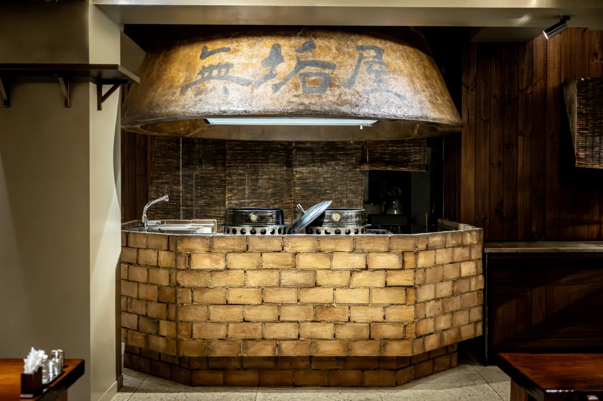無垢屋 聖水店 — 煉瓦カウンターと無垢屋の看板