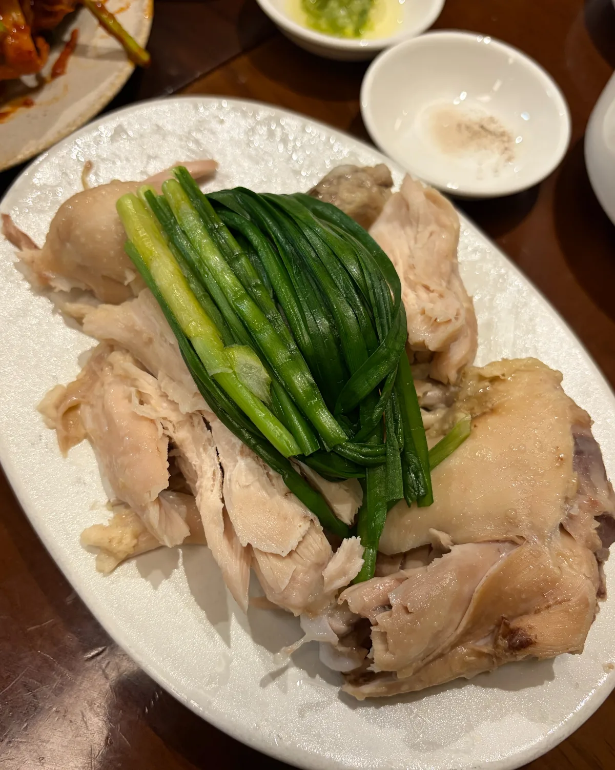 無垢屋 聖水店 — ネギを巻いた鶏肉と薬味小皿