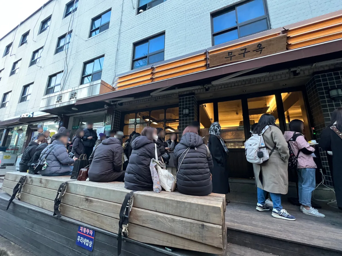 店の看板前にできた行列