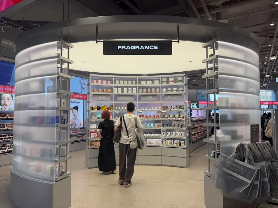 円形什器のフレグランス売場