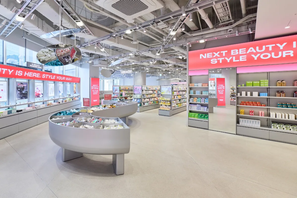 MUSINSA メガストア 聖水店 — 赤いサインのコスメ売場
